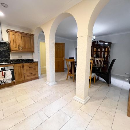Spacious Flat Sleeps 8 Near Princes Street エディンバラ エクステリア 写真
