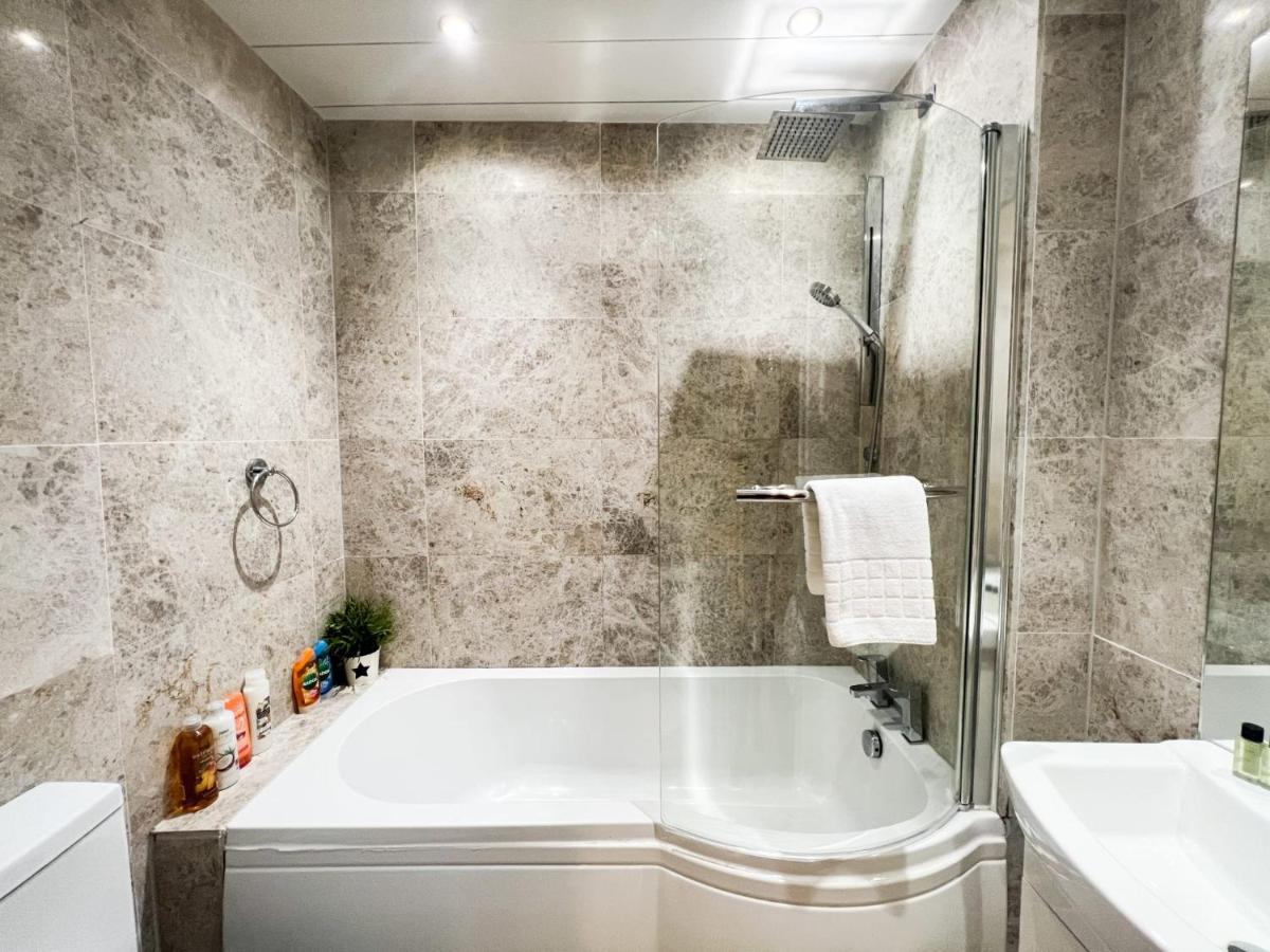 Spacious Flat Sleeps 8 Near Princes Street エディンバラ エクステリア 写真