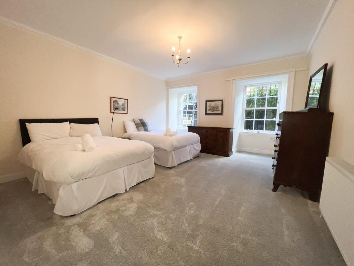 Spacious Flat Sleeps 8 Near Princes Street エディンバラ エクステリア 写真