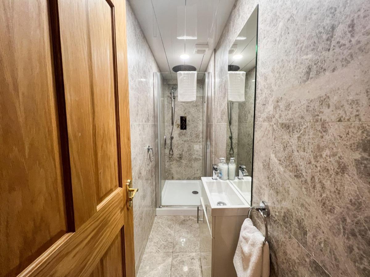 Spacious Flat Sleeps 8 Near Princes Street エディンバラ エクステリア 写真