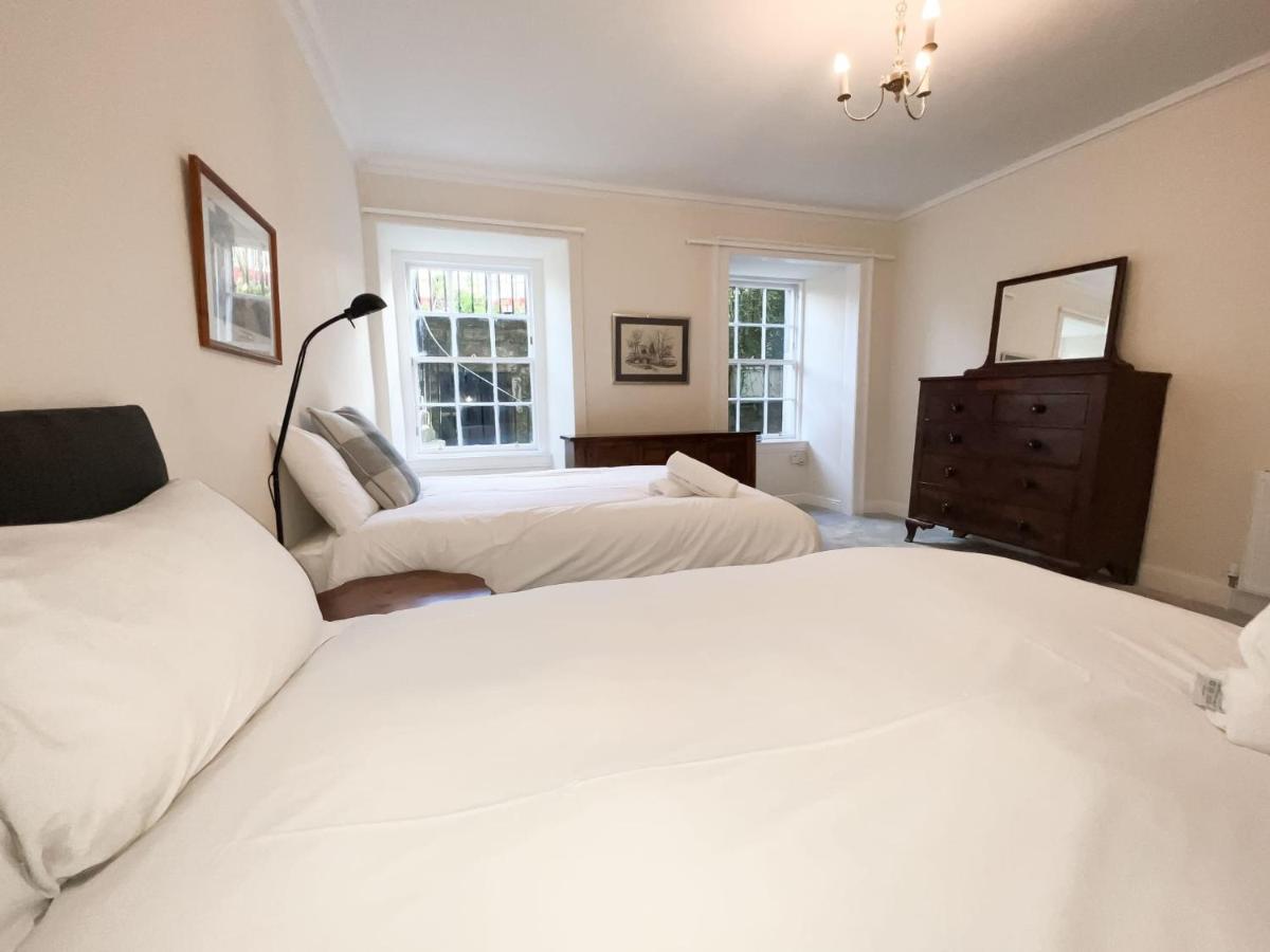 Spacious Flat Sleeps 8 Near Princes Street エディンバラ エクステリア 写真